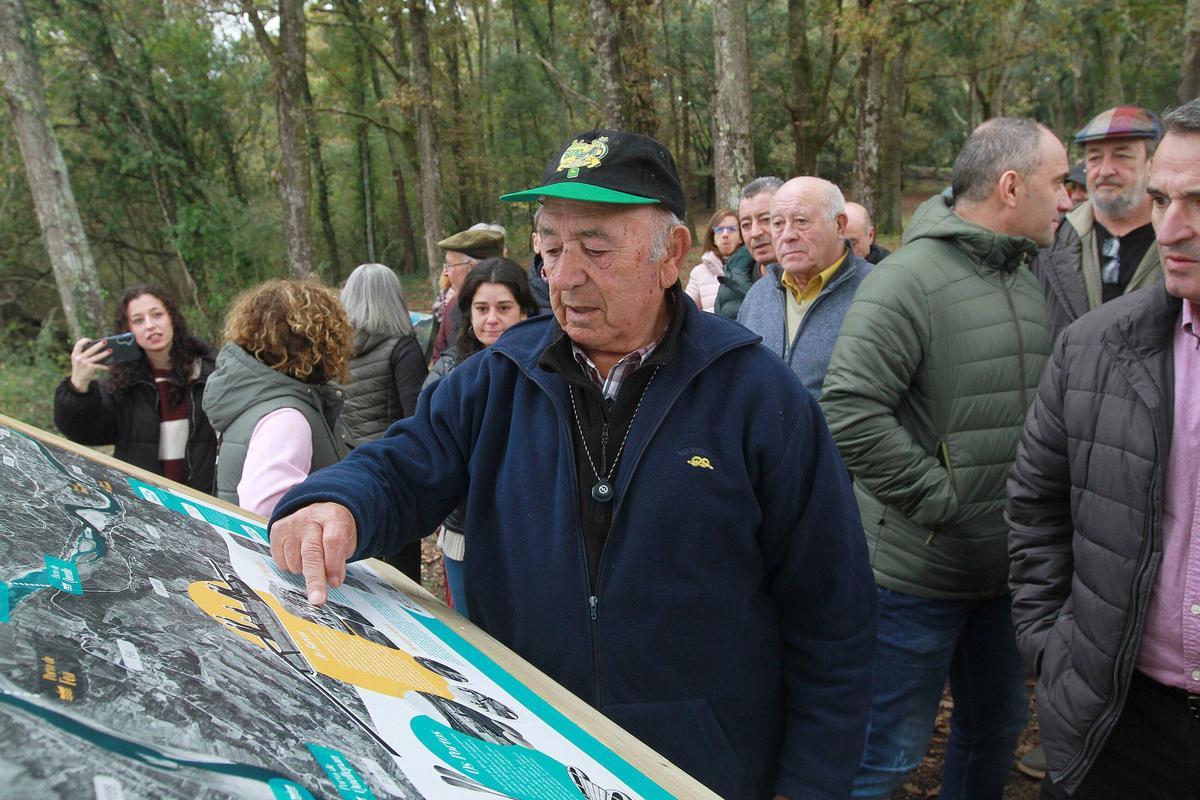 Pepe se identifica en una imagen de 1956, cuando era un niño y ya trabajaba en el negocio familiar del transporte en barcas.