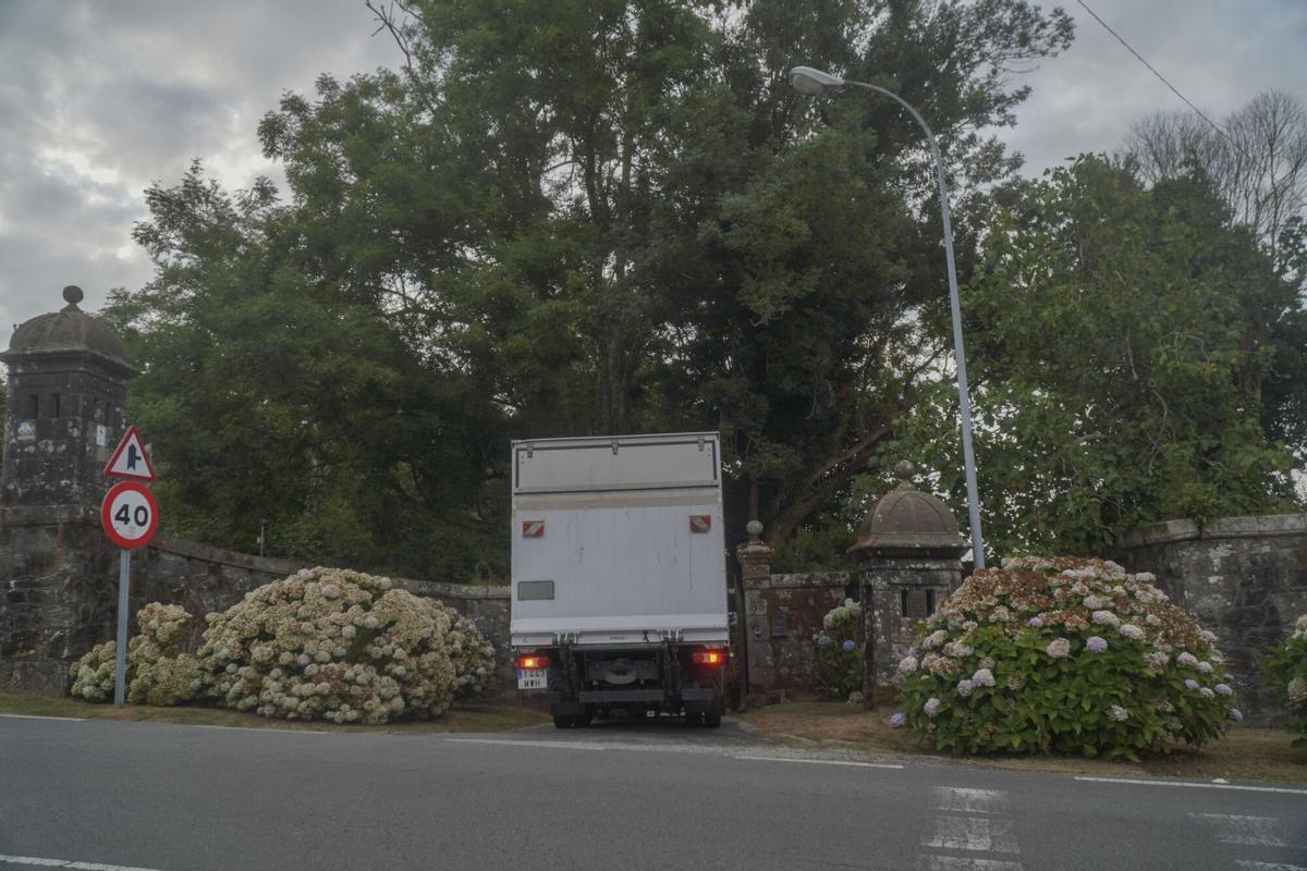 Los Franco se mudan del Pazo de Meirás. En la mañana de este viernes camiones de una empresa de mudanza entraban en la finca.
