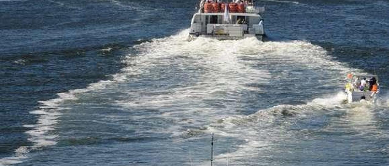 Barcos de pasajeros rumbo a Valga.  // Iñaki Abella