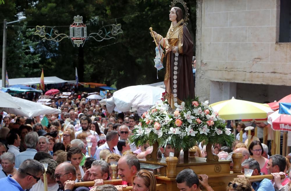 Una decena de personas desfilaron dentro de un ataúd en As Neves para dar gracias por "volver de entre los muertos".