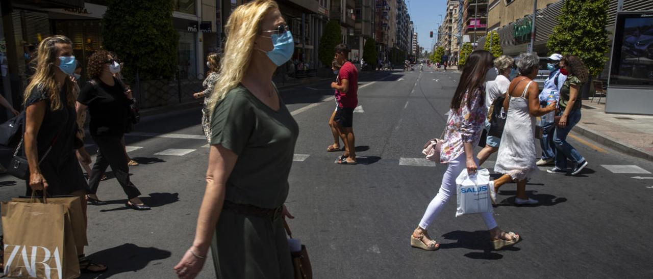 Personas paseando por el centro de Alicante