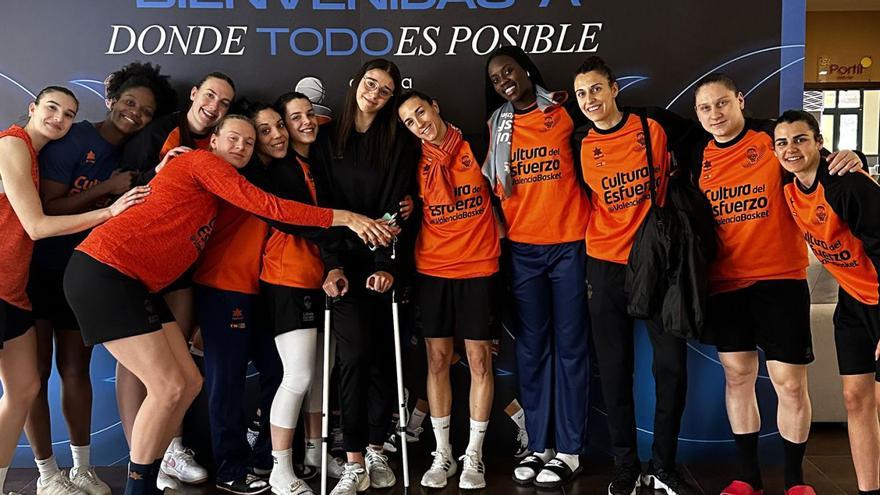 Raquel Carrera, arropada por sus compañeras en el hall del hotel de concentración antes del entrenamiento de ayer por la tarde en Huelva. | SD