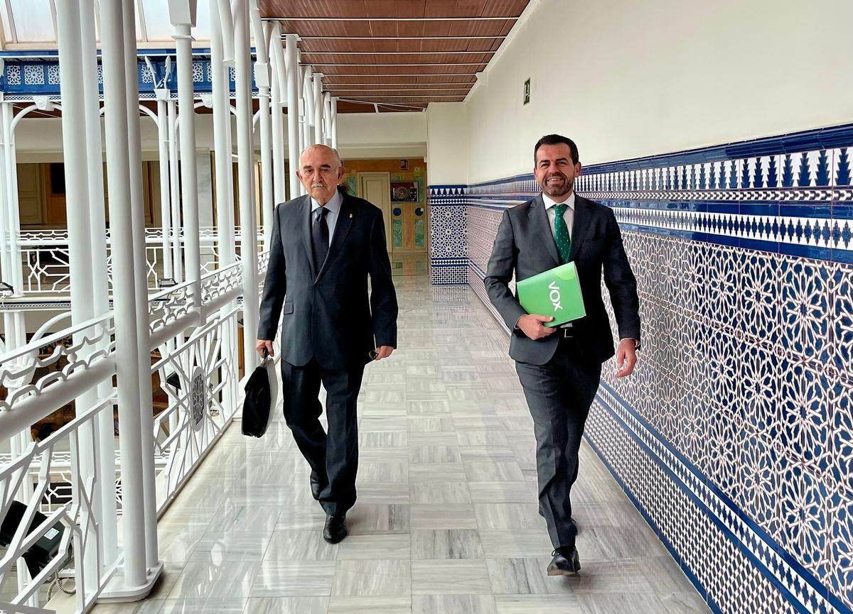 Alberto Garre y Rubén Martínez Alpañez, de Vox, en la Asamblea.