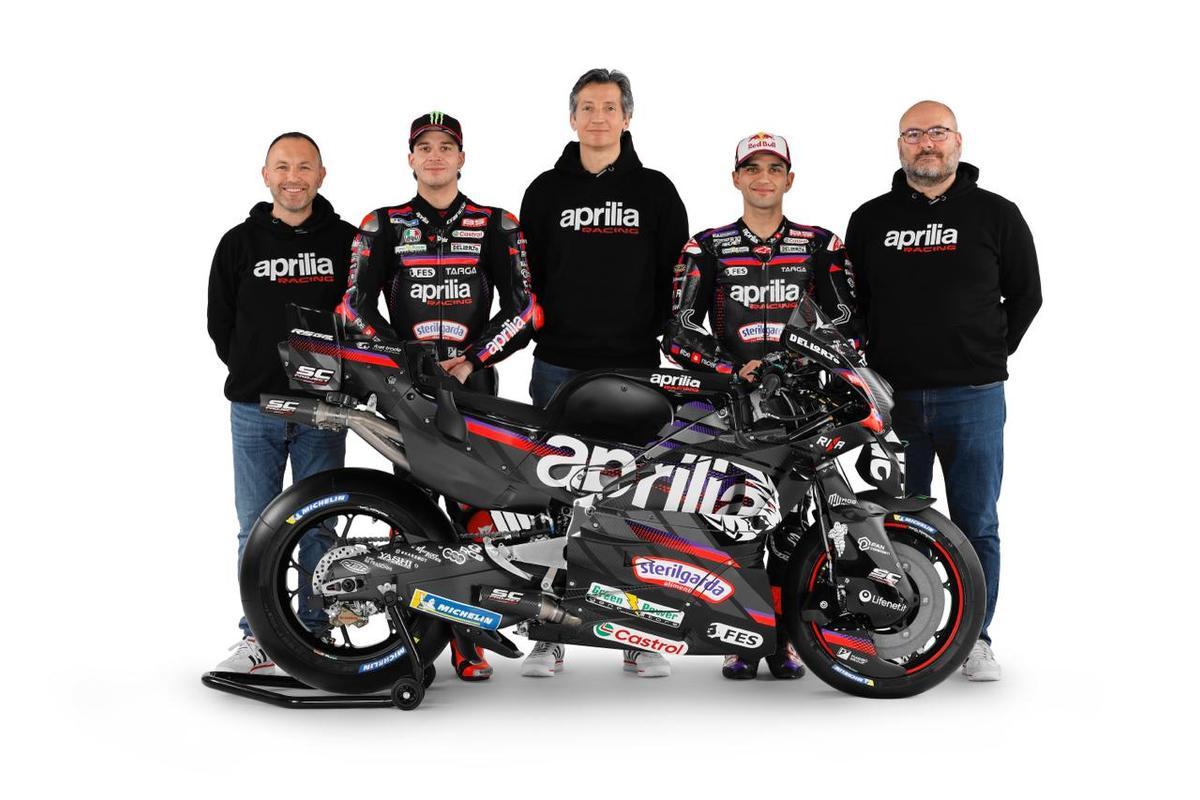 Massimo Rivola, jefe de Aprilia Racing, juntos a sus dos pilotos y sus dos ingenieros.