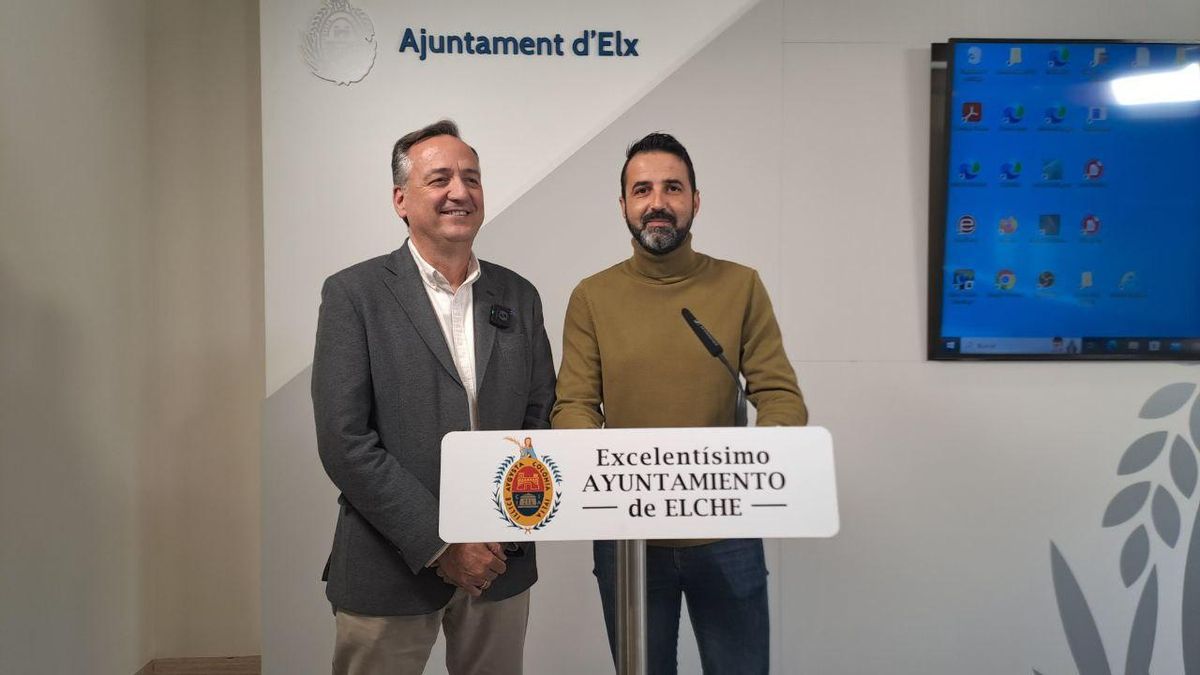 Los concejales de Pedanías y Promoción Económica, Raúl Sempere y Samuel Ruiz, anunciando el servicio itinerante de empleabilidad