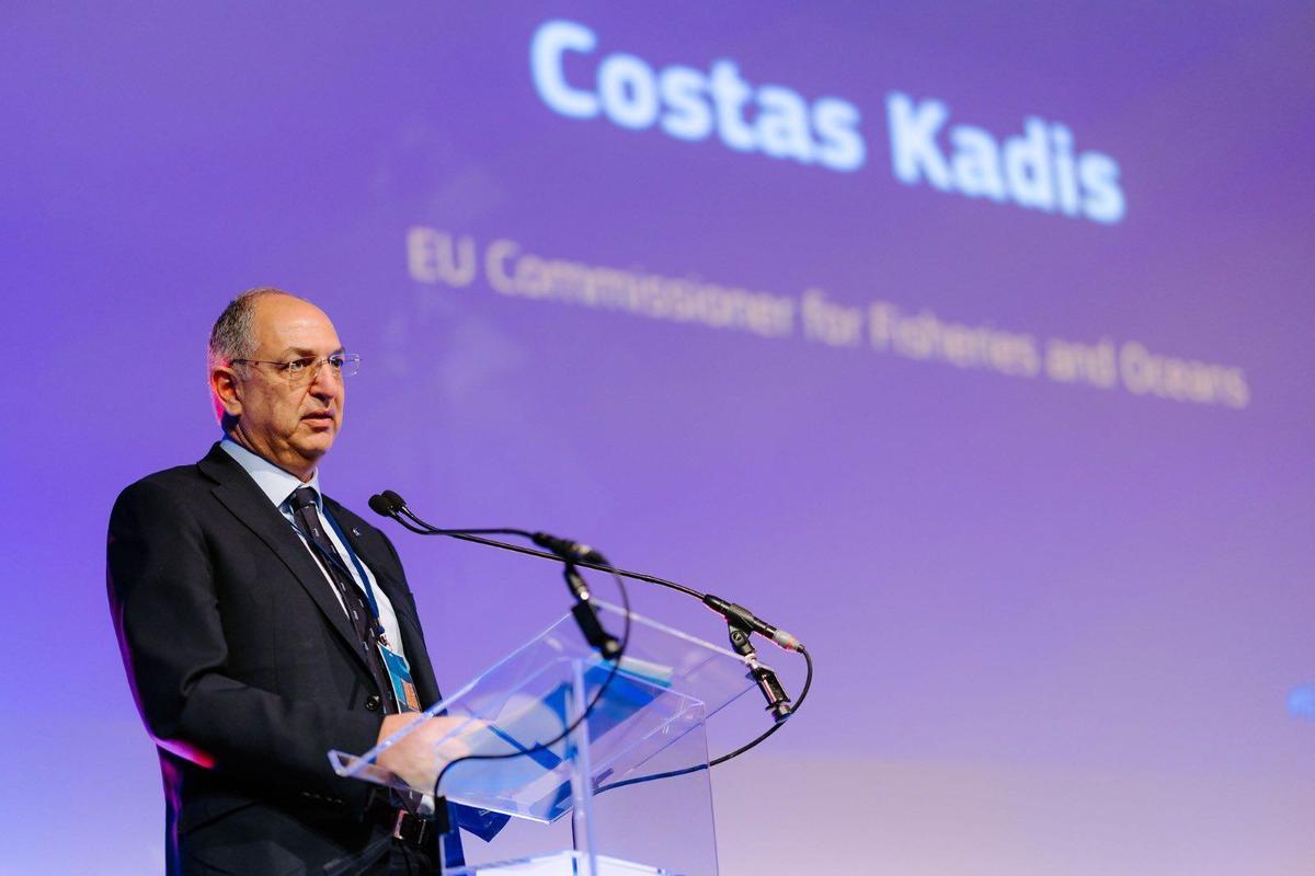 El comisario europeo de Pesca y Océanos, Costas Kadis, en la conferencia «Navegando por el cambio: hacia la transición energética en la pesca y la acuicultura de la UE».