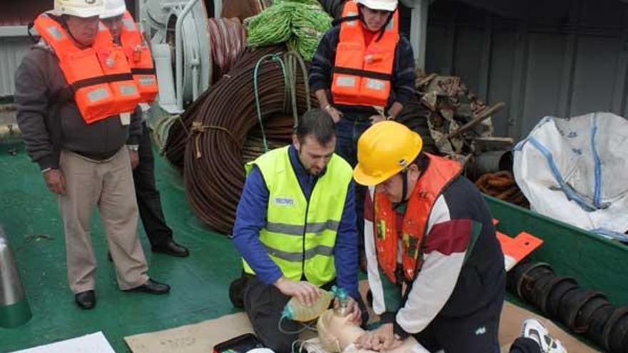 El cangués Óscar Graña, impartiendo el curso de reanimación básica a bordo de una nave.  // FDV