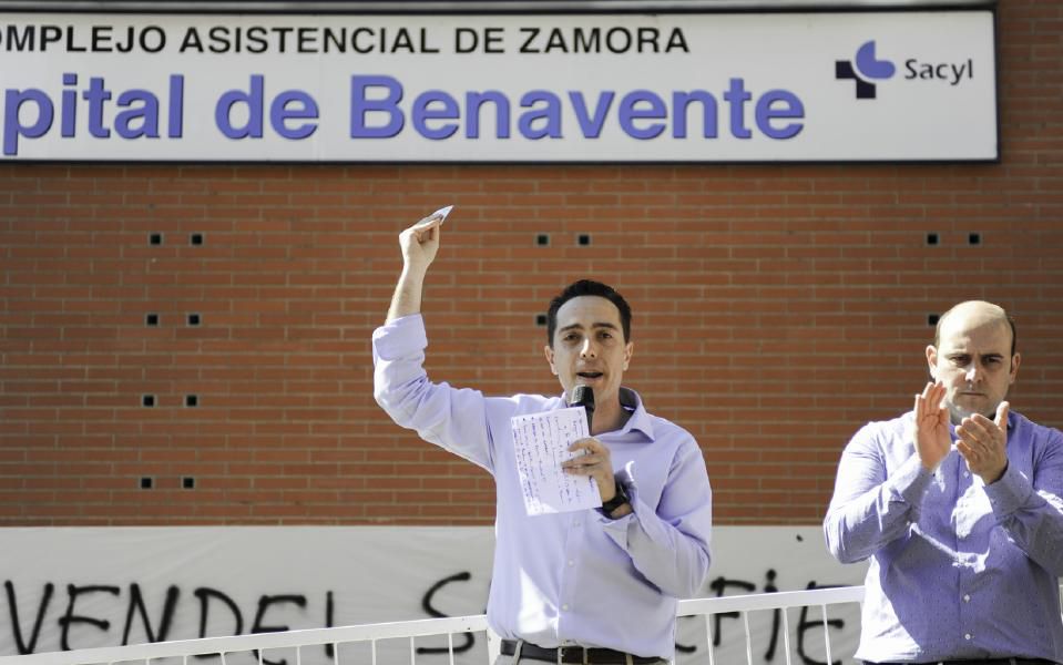 Luciano Huerga en la manifestación contra el cierre de una planta del Hospital mostrando su tarjeta sanitaria.