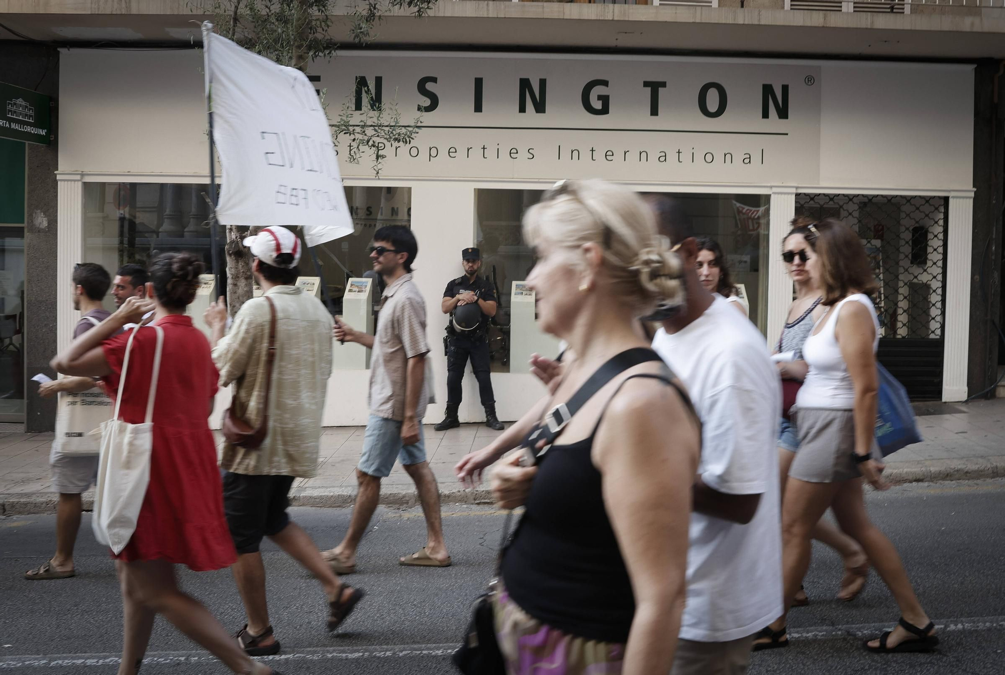 Las mejores pancartas y las imágenes de la manifestación contra la saturación turística en Mallorca