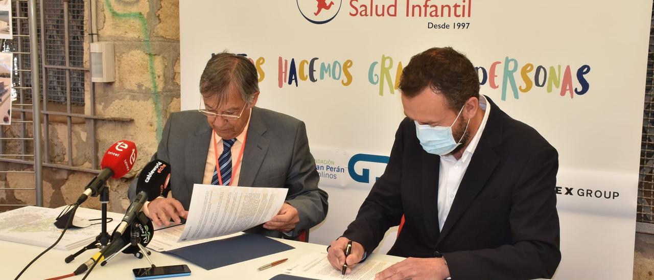 El presidente de la Fundación, Fernando Vargas, y el alcalde, Carlos González, en el momento de la firma