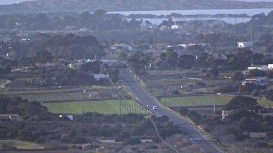 Vista general de un tramo de la PM-820 que cruza Formentera de la Savina a la Mola.