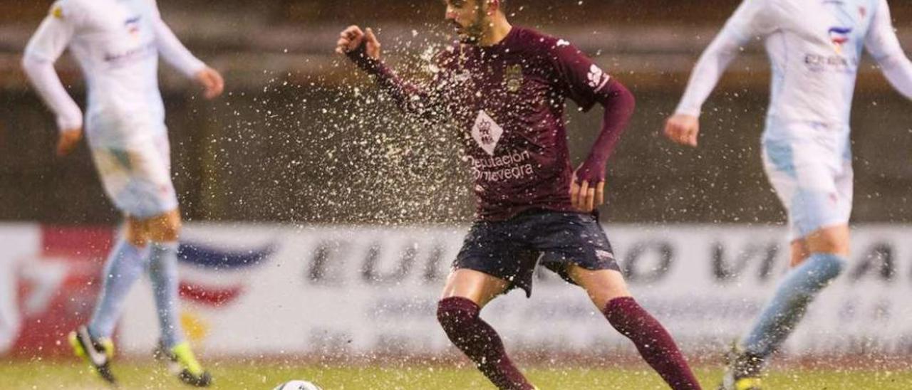 Antonio Bello durante el partido de ayer ante Compostela, en medio de un charco de agua por la lluvia que cayó toda la tarde. // Óscar Corral