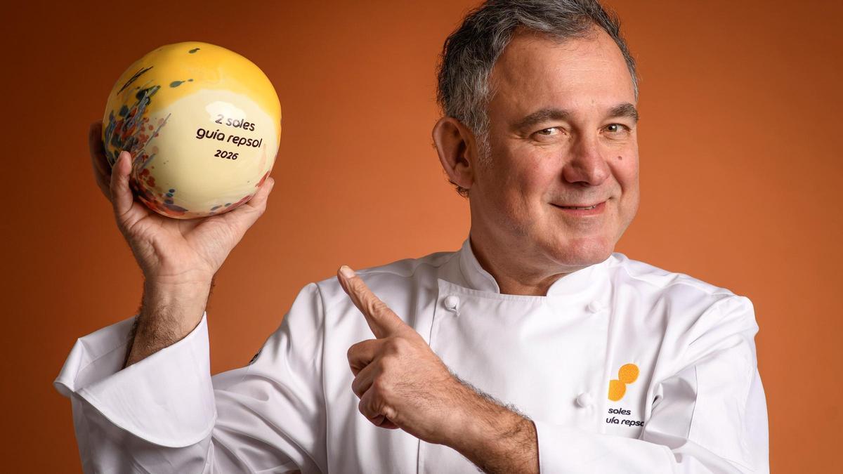 Albert Raurich, con el trofeo que le distingue como poseedor de dos soles Repsol por Dos Palillos.
