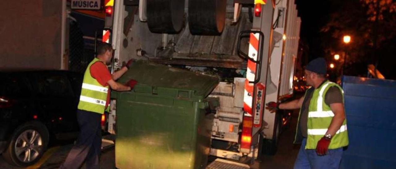 Trabajos durante un servicio de recogida de basura en A Estrada. // Bernabé/Cris M.V.