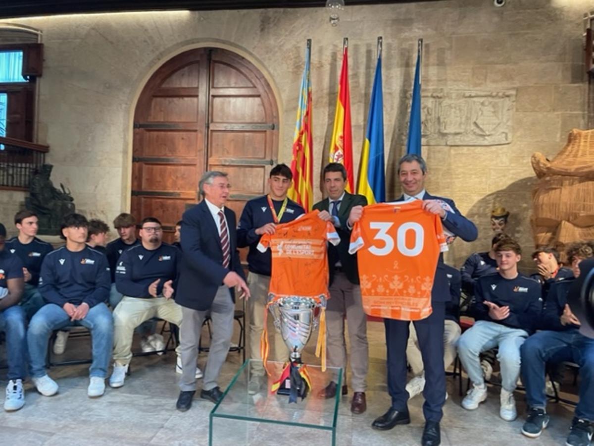 El capitán de la selección, Rubén Ródenas, ha hecho entrega a Mazón y Barrera una camiseta de juego firmada por todos los jugadores.