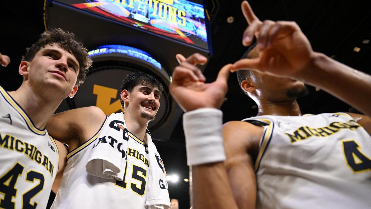 Aday Mara, junto a sus compañeros de equipo tras el partido ante Minnesota.