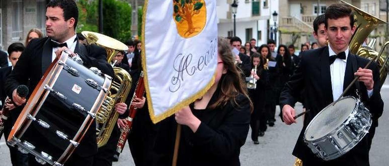 La Unión Musical de Meaño, durante una de sus actuaciones. // I.Abella