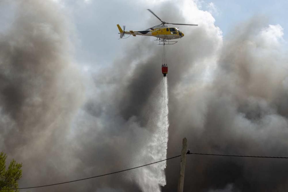 El fuego se originó en una solar lleno de residuos inflamables y donde llegaron a explotar dos bombonas de gas