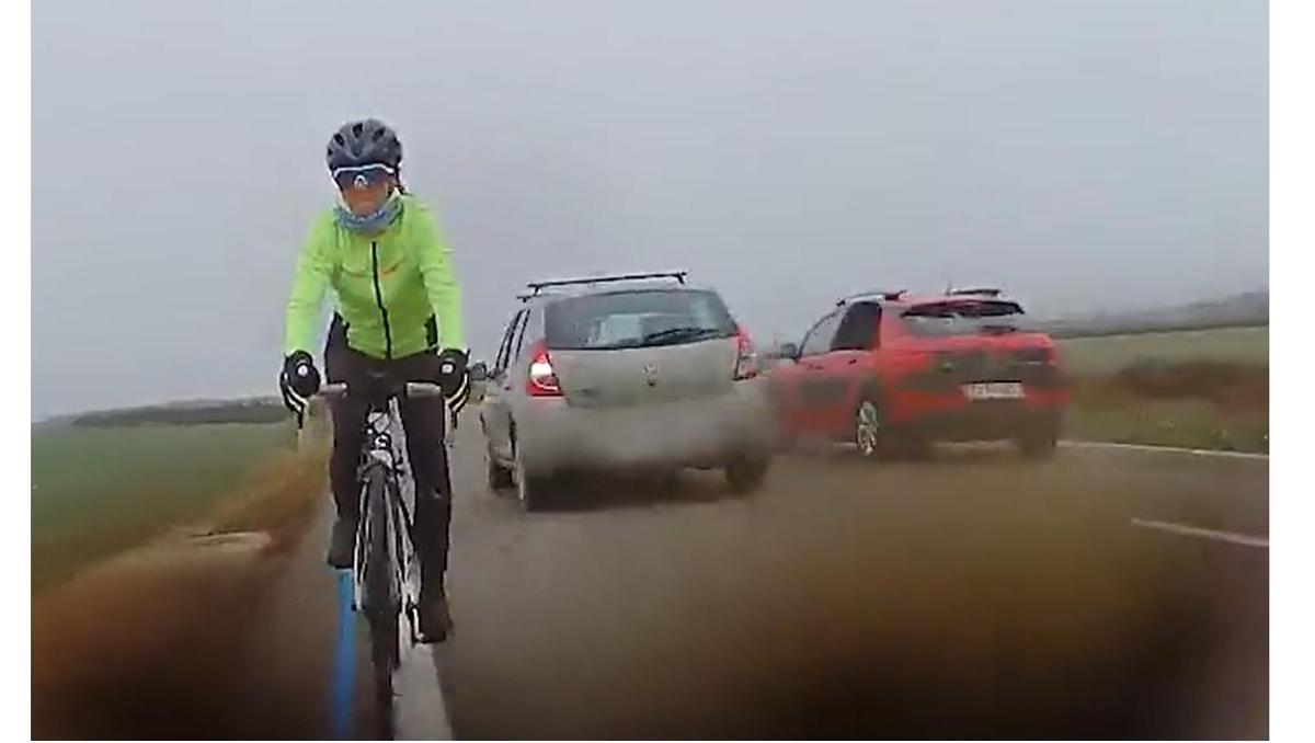 Vídeo | Un conductor de 85 anys, a punt d’atropellar dos ciclistes