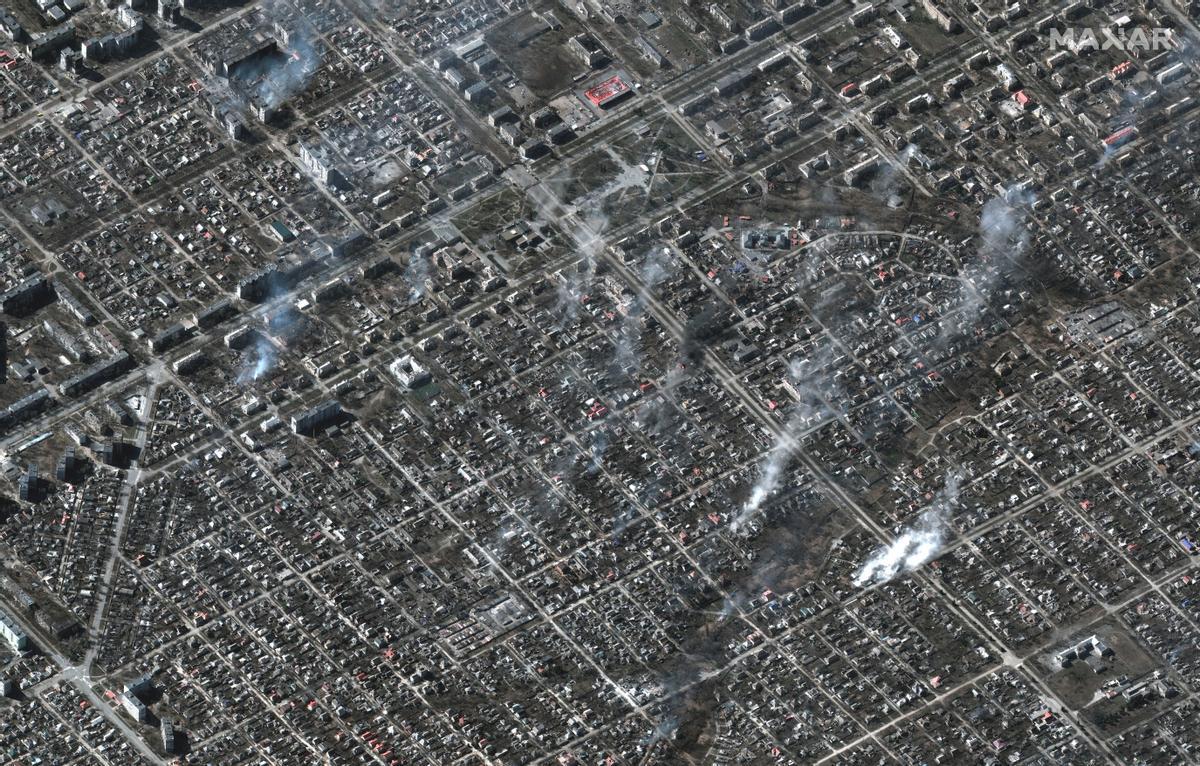 Una imagen satelital muestra una descripción general de los edificios en llamas en el distrito de Livoberezhnyi, Mariupol, Ucrania