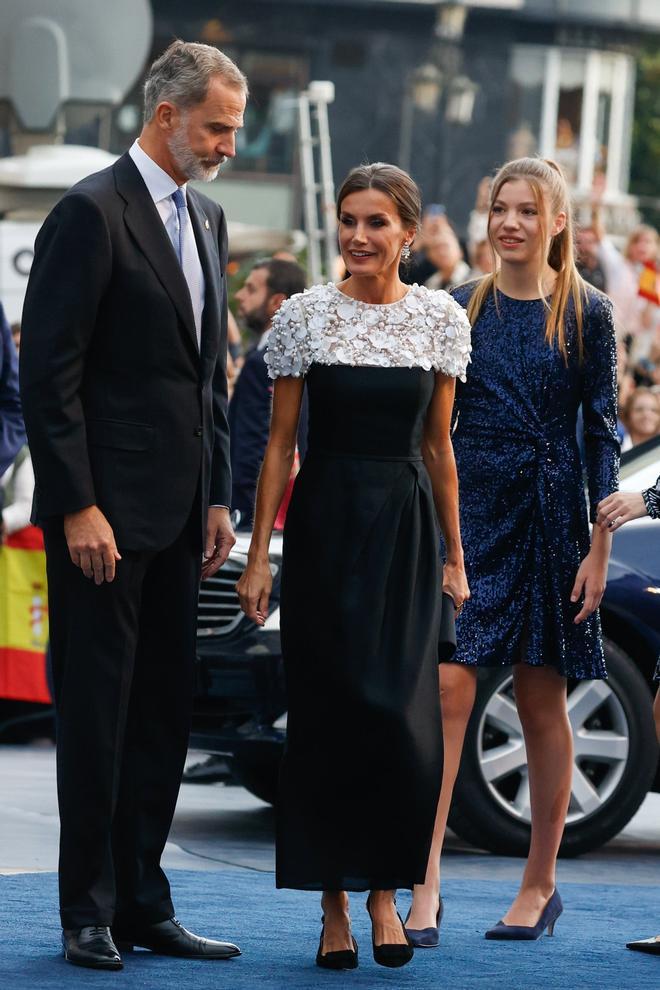 La reina letizia combinó su vestido con unos zapatos firmados por Isabel Abdo