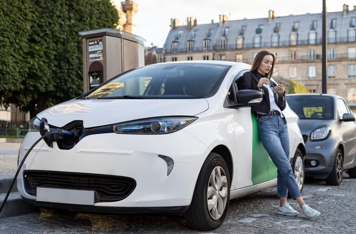 Ein Renault Zöe an einer Ladestation.