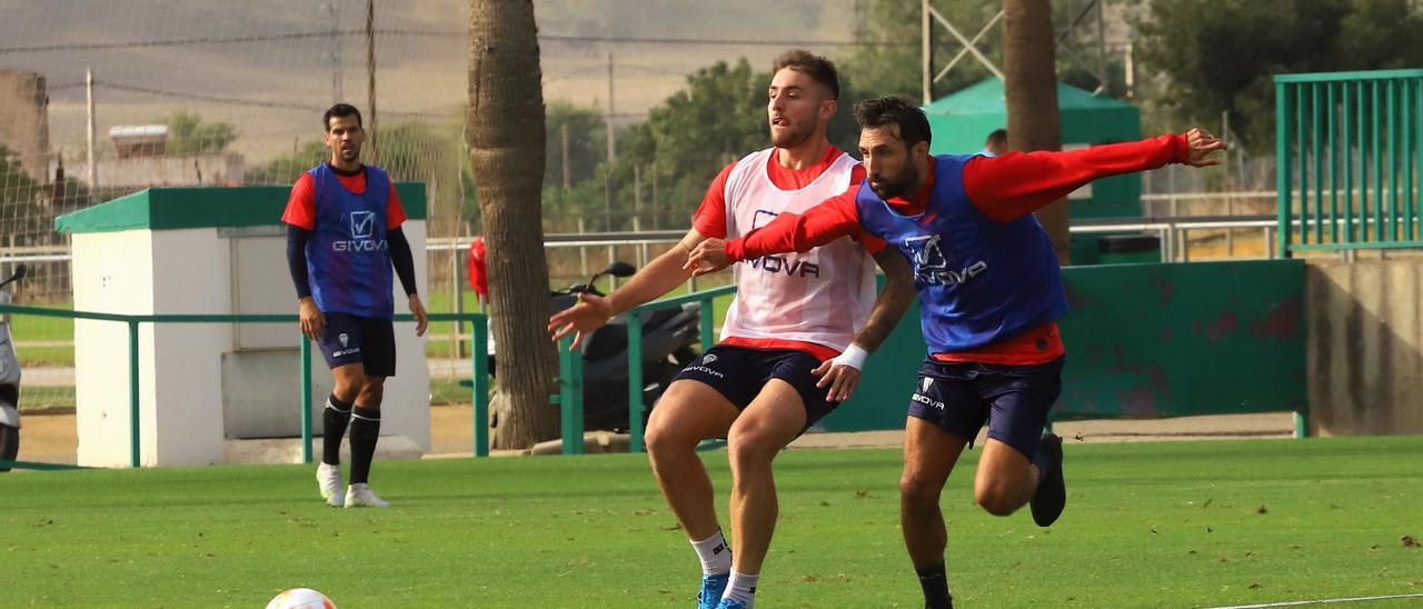 Antonio Casas y Álex Bernal, durante el entrenamiento del Córdoba CF en la Ciudad Deportiva, este miércoles.