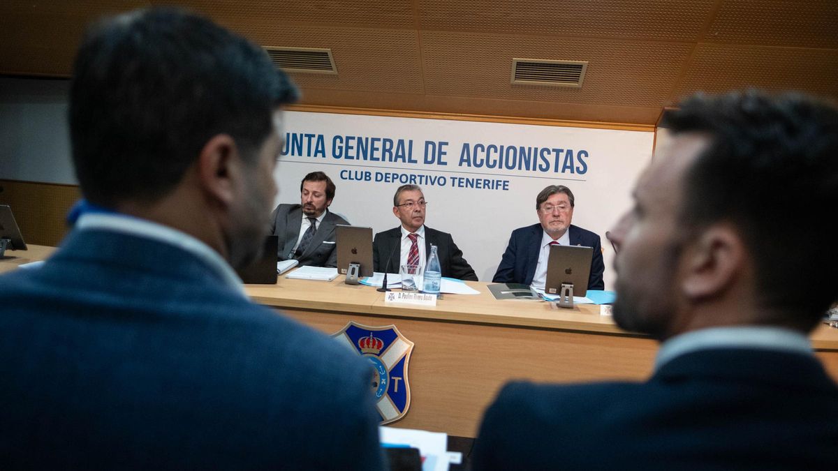 Rayco García y Ayoze se miran durante la Junta General del pasado martes en el Heliodoro.