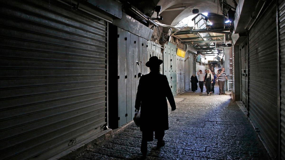 zentauroepp43337578 topshot   jews and muslims walk past closed shops in the old180515120136