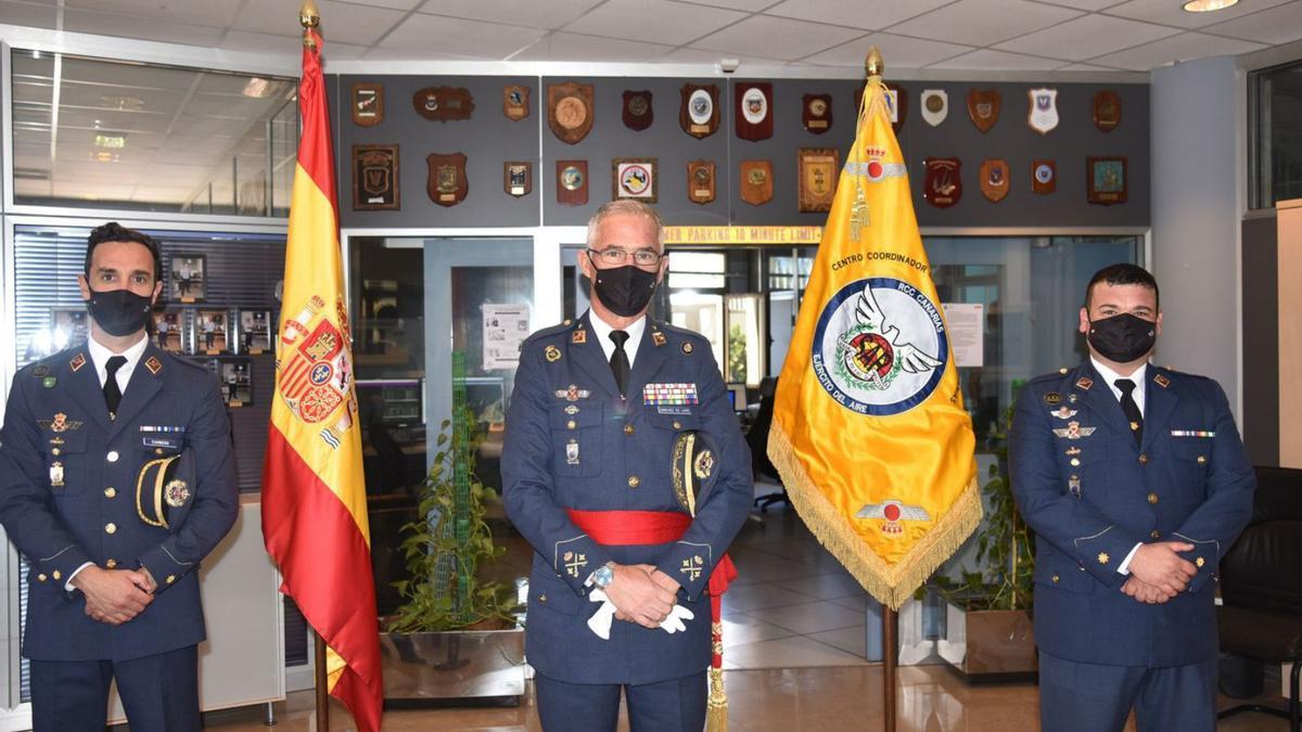 Comandante FAC impone medallas militares