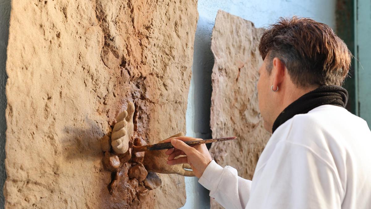 El artista Bernat Román durante la creación de la obra.