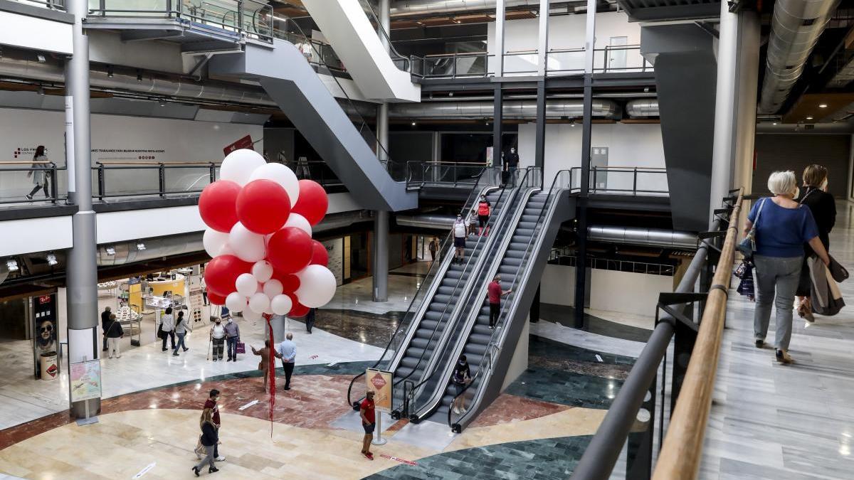 Nuevas escaleras mecánicas en el centro comercial Los Fresnos, reabierto ayer al público tras el estado de alarma.