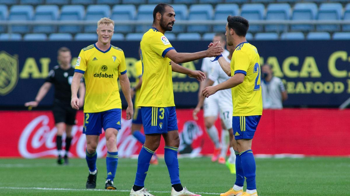 Jugadores del Cádiz celebran la victoria ante el Huesca.