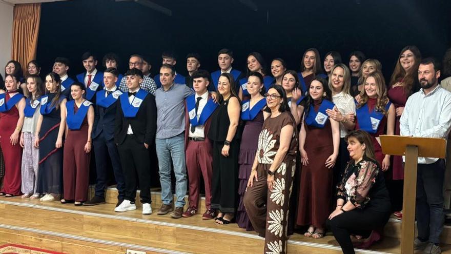 El IES Ramón Areces vive un viernes muy especial: graduación de bachilleres y estreno de "La bella y la bestia"