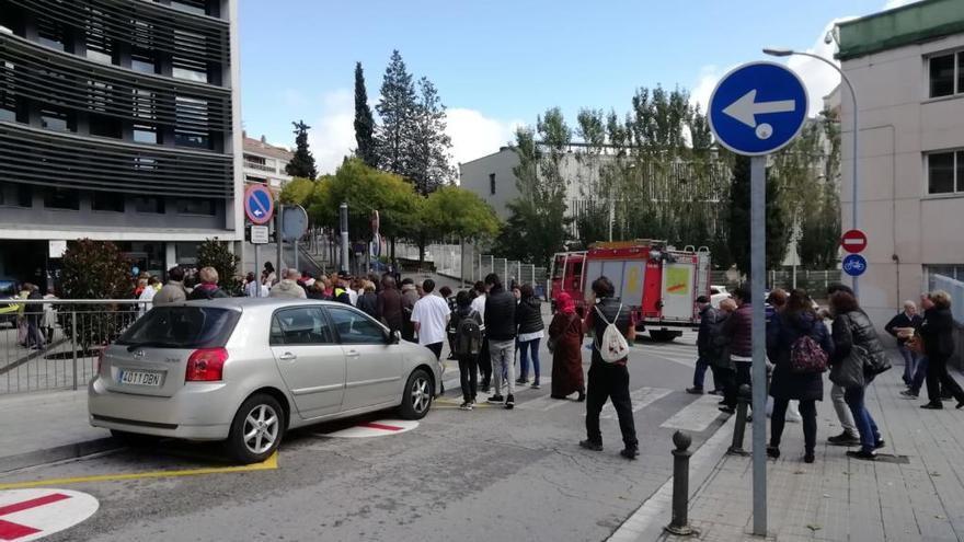 Les persones evacuades tornant al centre sanitari