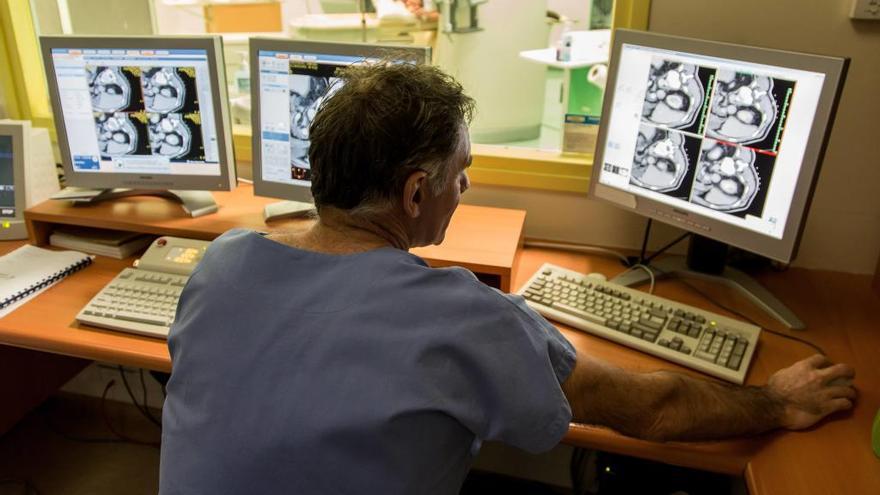 Un médico analiza un tumor de riñón de un paciente.