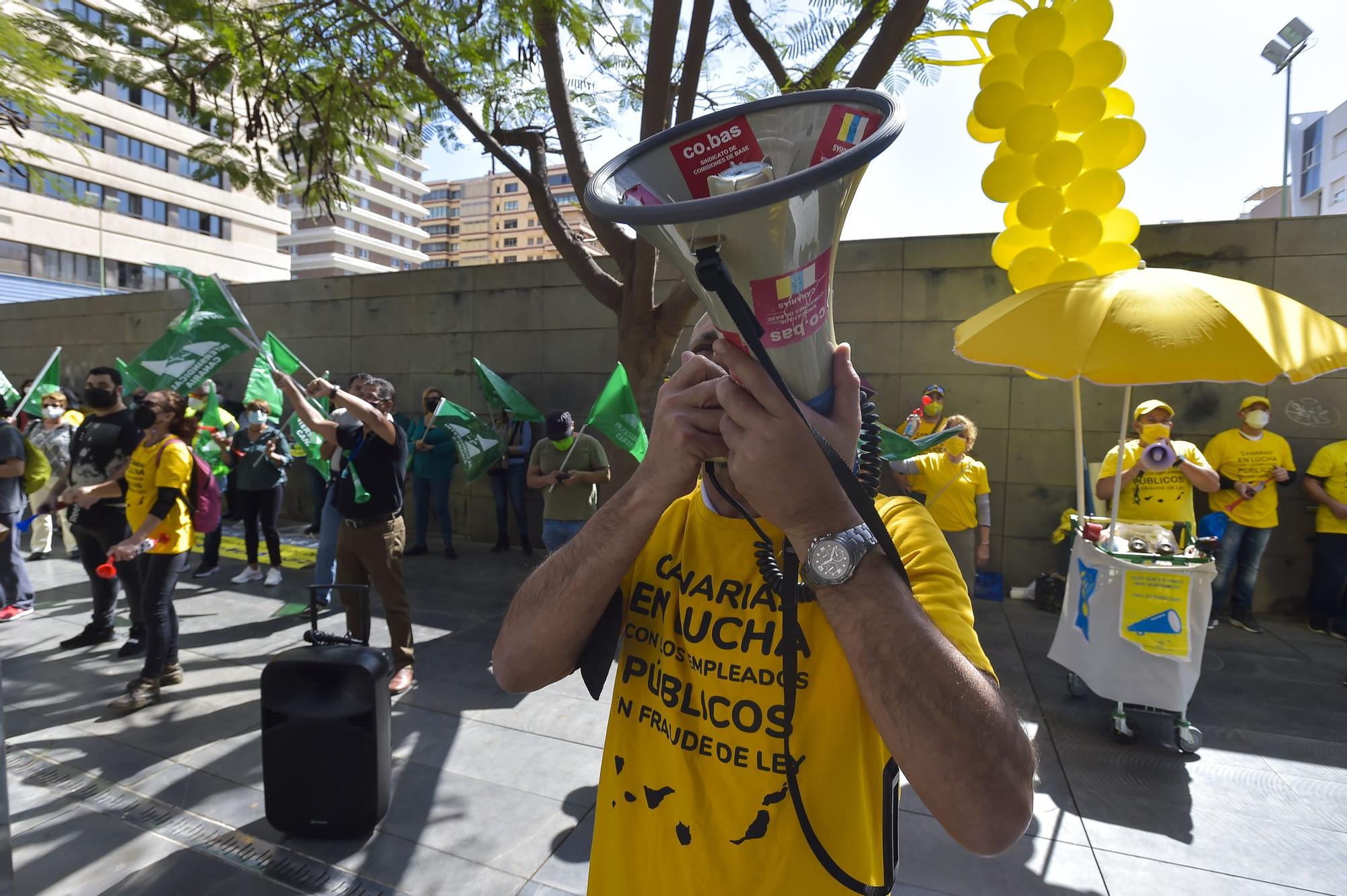 Protesta de interinos frente a Usos Múltiples II