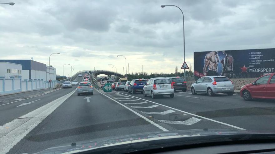 Largas retenciones en la autopista y colas de clientes por fiebre comercial antes de las nuevas restricciones