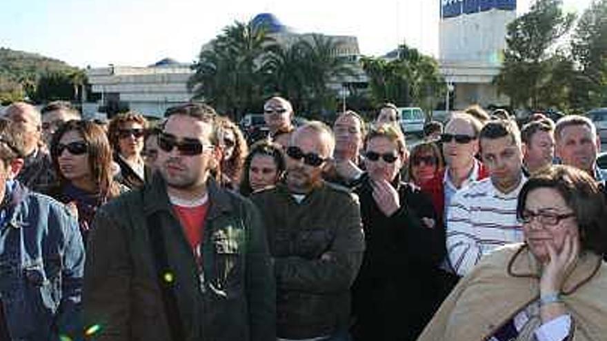 Retazos de su historia La mayor parte de los beneficios de la sala de juegos llegaban de la ruleta francesa. Imagen tomada justo hace una década. El 16 de junio de 2009, tras el despido de 21 trabajadores, los empleados se concentraban por primera vez a las puertas del establecimiento. Anuncio publicado el 18 de abril de 1979 en INFORMACIÓN para buscar personal para trabajar de croupiers. La vedette francesa Marlene Mourreau, actuando como madrina del Casino en el 25 aniversario. Croupiers de la sala en 1998, cuando la gerencia estaba en manos de la Consellería de Hacienda. Torneo de póquer en el Casino. A comienzos de este mes, el casino albergó su último evento: la clausura de la Mostra Gastronómica de La Vila. En la imagen, el alcalde entregando galardones. información