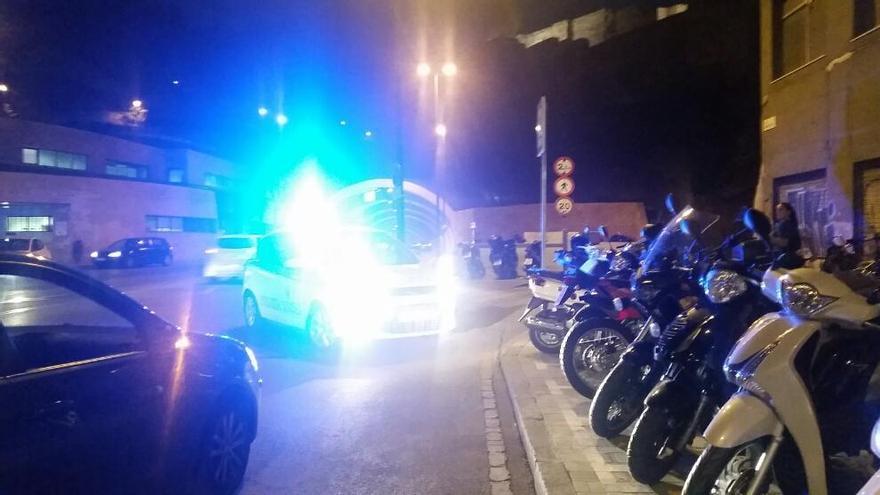 Un vehículo policial bloquea uno de los accesos al parking.