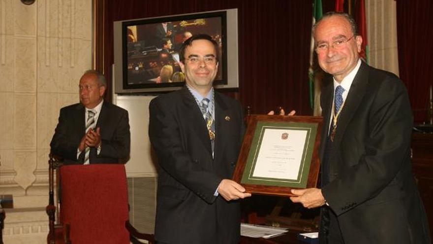 Homenaje. El alcalde de Málaga y el director del centro, Antonio Pascual, con el cuadro de la concesión de la Medalla de Oro.