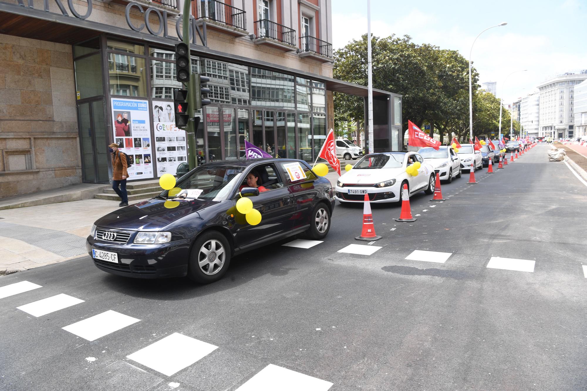 Unos 40 vehículos secundan una caravana contra "el desmantelamiento" de Correos