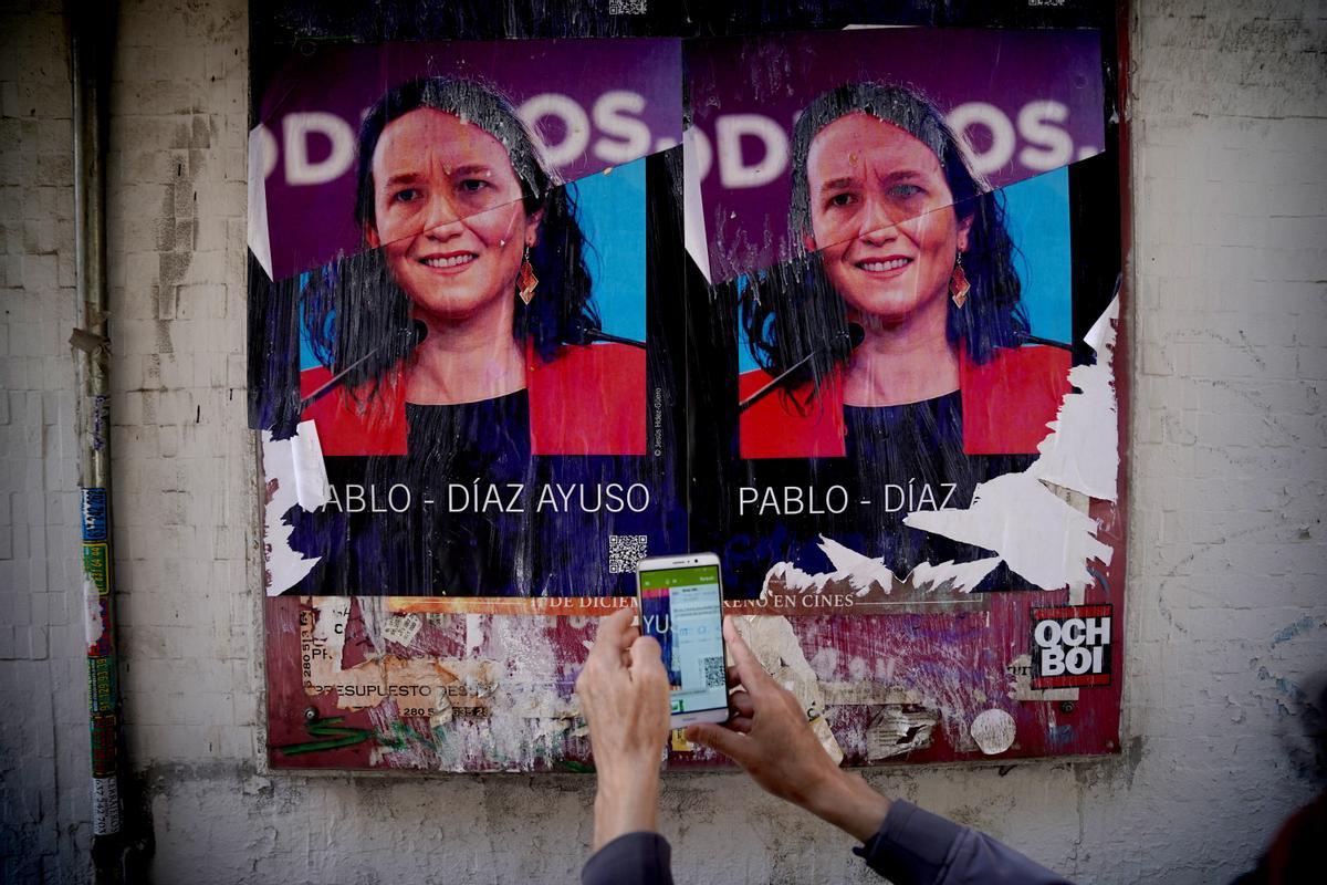 Cartel con una mezcla de las caras de Pablo Iglesias e Isabel Díaz Ayuso, obra de Jesús Hdez-Güero, en el barrio de Lavapies.