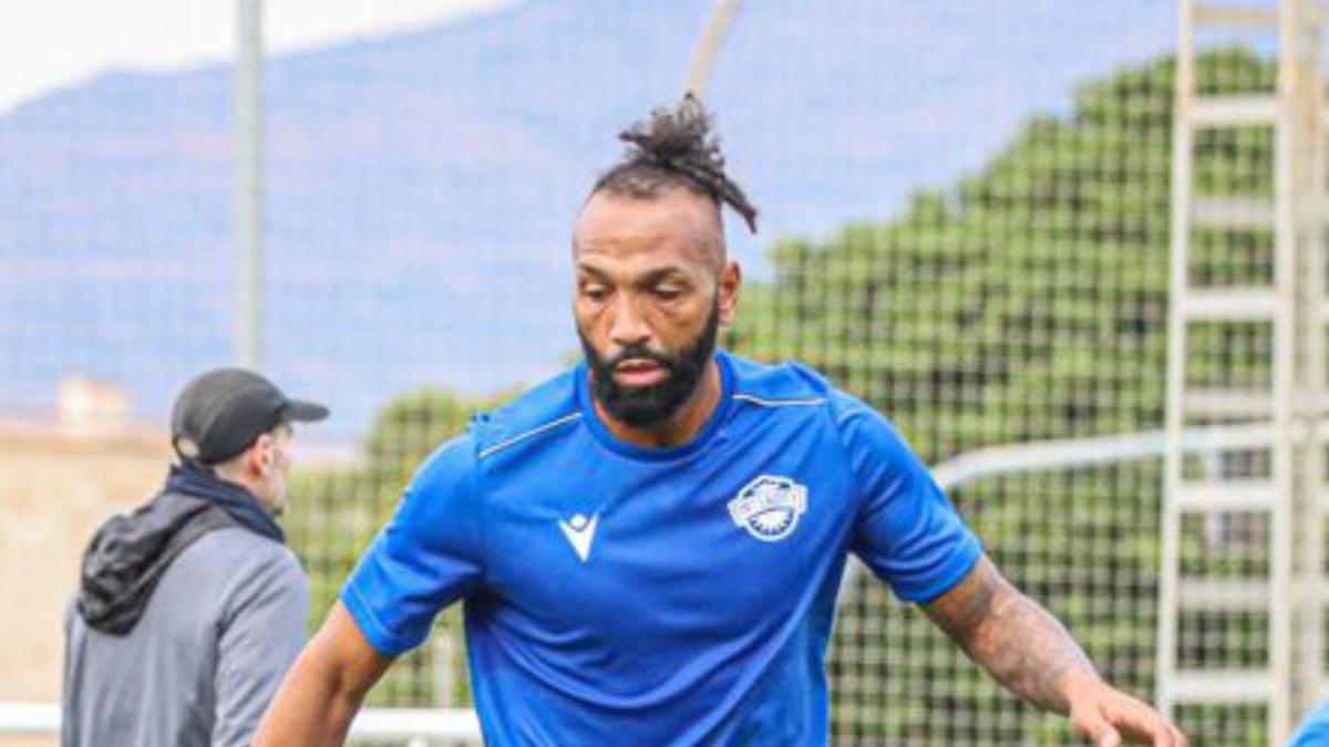 Emilio Nsue, durante el entreno. | CFI