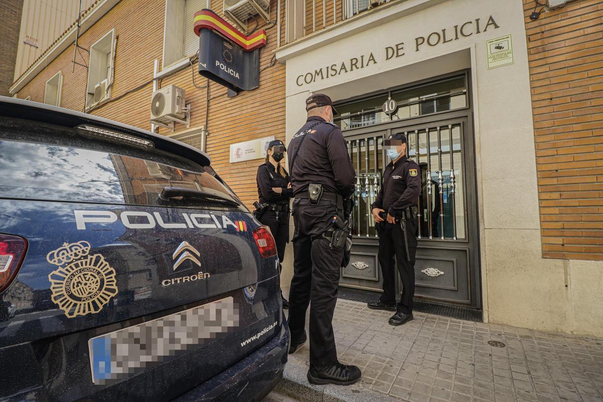 Agentes de la Policía Nacional ante la Comisaría de Alcoy, en una imagen de archivo.