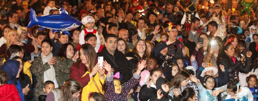 Disfraces de superhéroes, de la exitosa serie "La casa de papel" y hasta del coronavirus han llegado para lucirse a la rambla de Méndez Núñez.