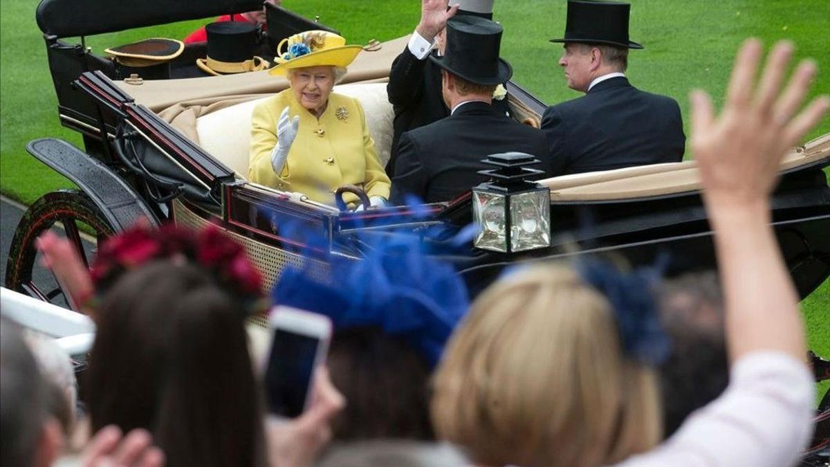 La familia real británica asiste como cada año al evento que se celebra al oeste de Londres.