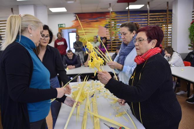 Cáritas Elche acerca la tradición de la palma blanca a personas vulnerables