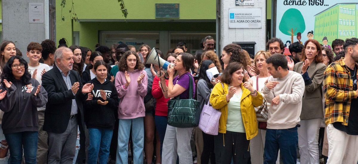 Profesores, autoridades y estudiantes del IES Agra do Orzán este lunes en la manifestación. | Casteleiro / Roller Agencia