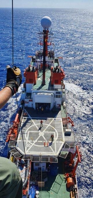 Así rescatan a un marinero en apuros en Canarias